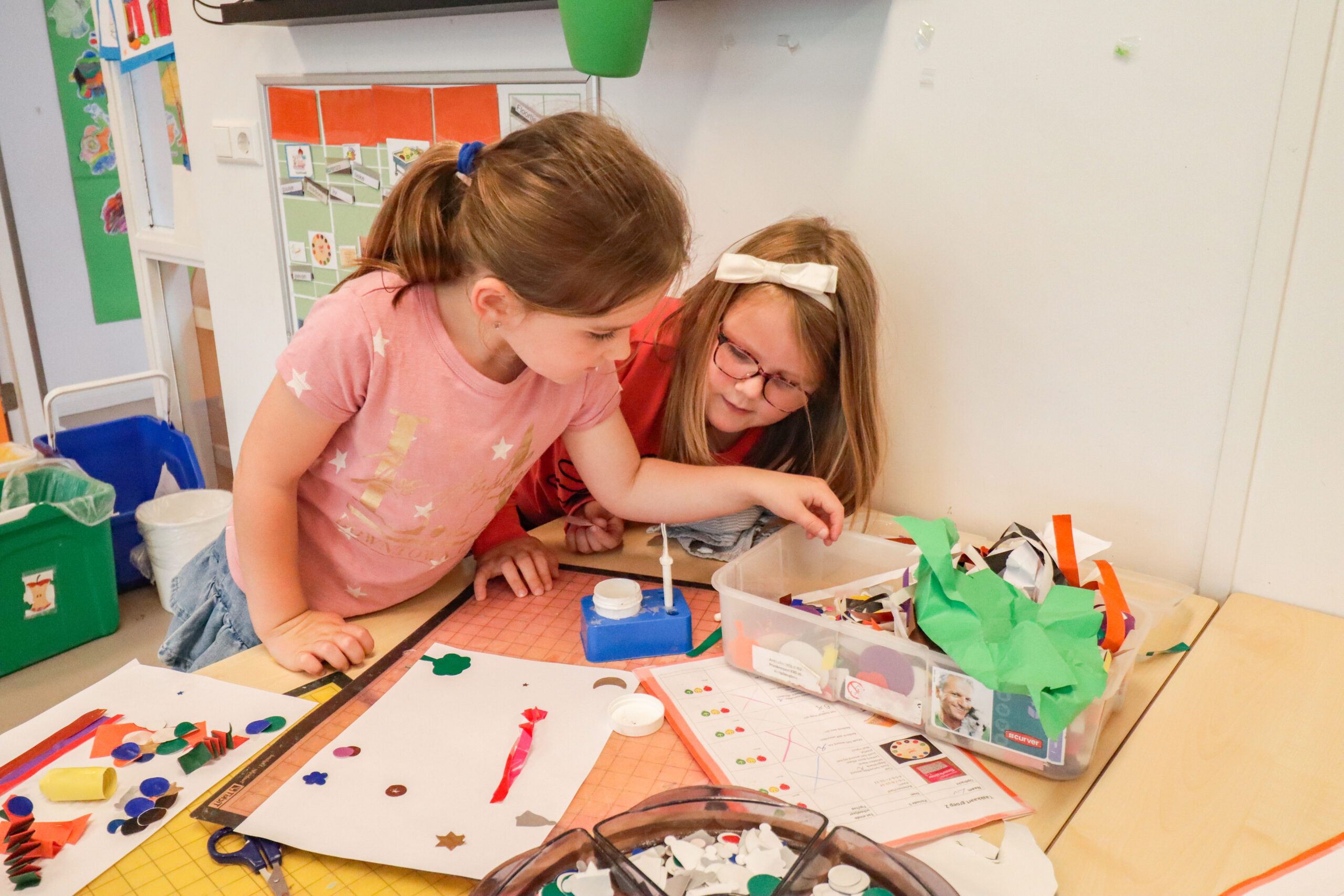 Kind van Kindcentrum BergOp Roosendaal werkt geconcentreerd met educatief materiaal in de klas.