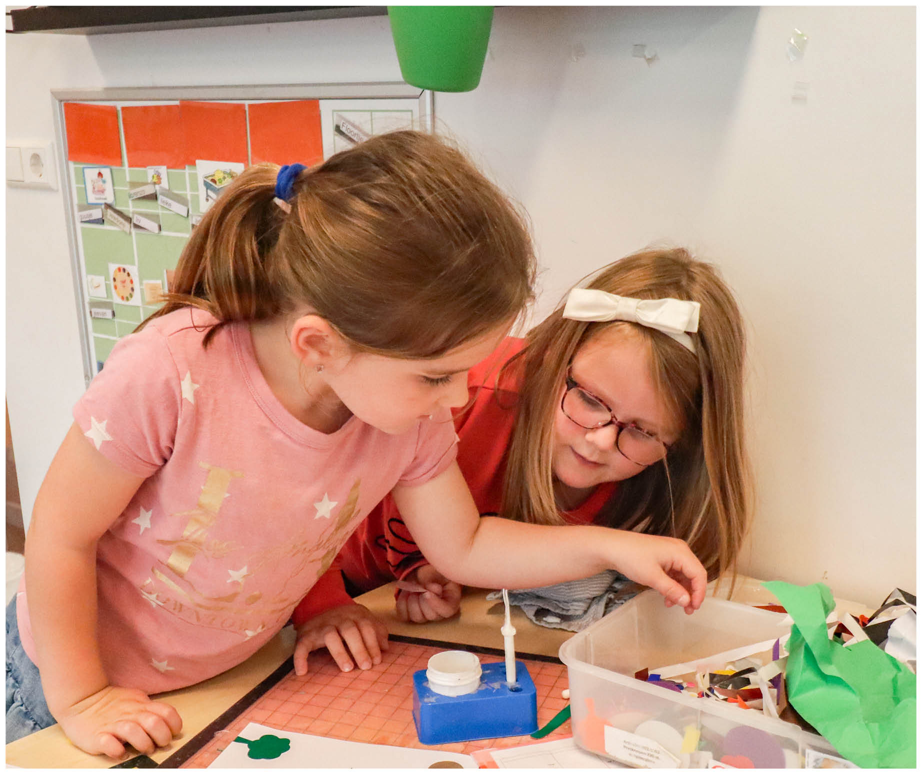 Kind van Kindcentrum BergOp Roosendaal werkt geconcentreerd met educatief materiaal in de klas.