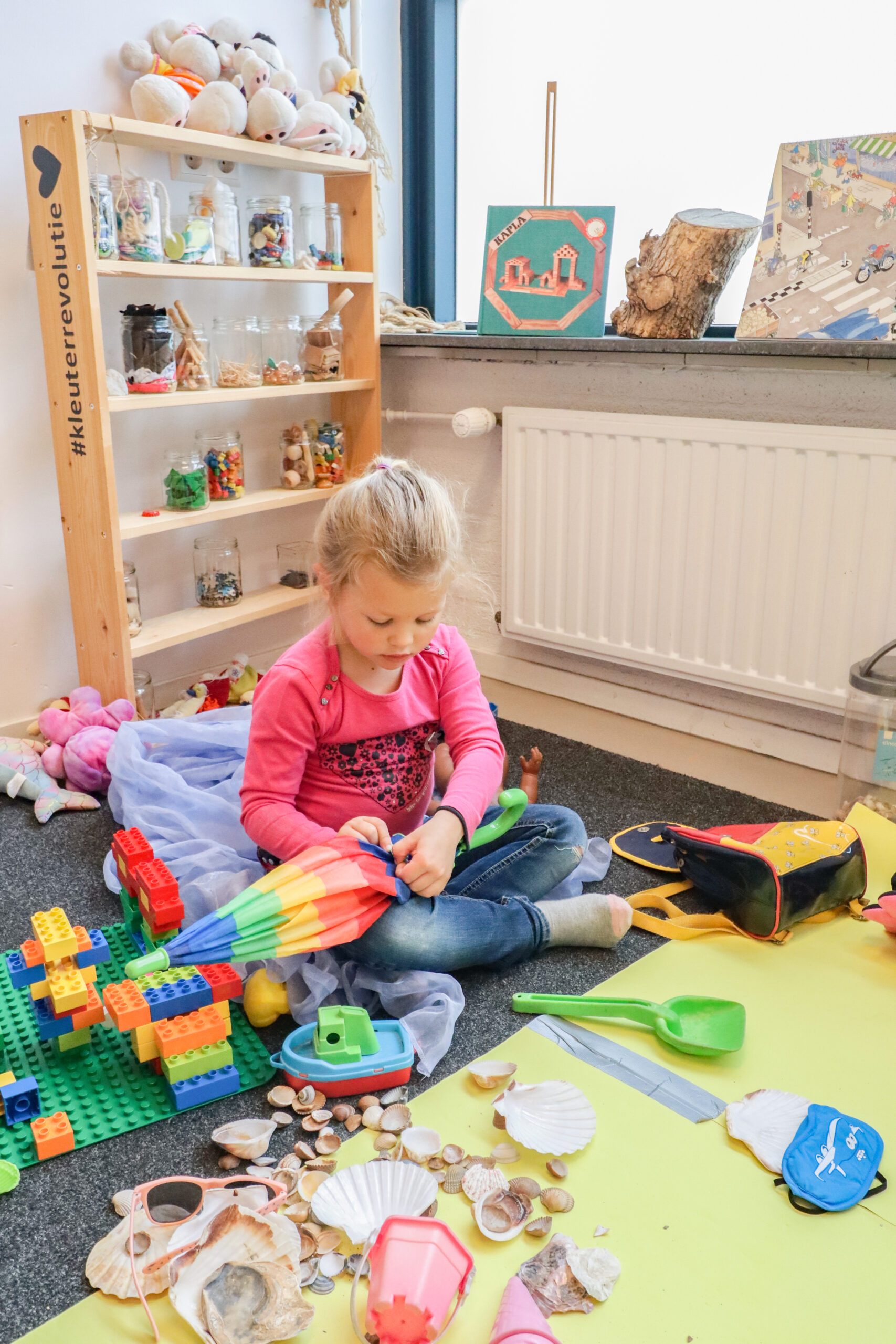 Kind van Kindcentrum BergOp Roosendaal werkt geconcentreerd met educatief materiaal in de klas.